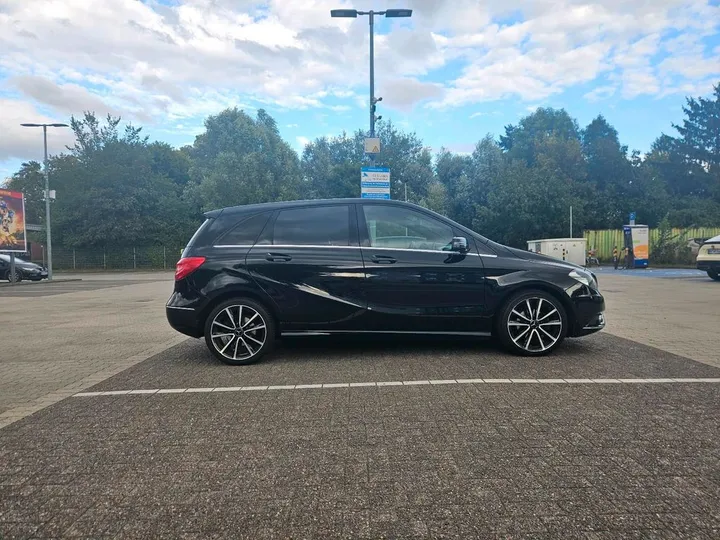 Mercedes-Benz B 180