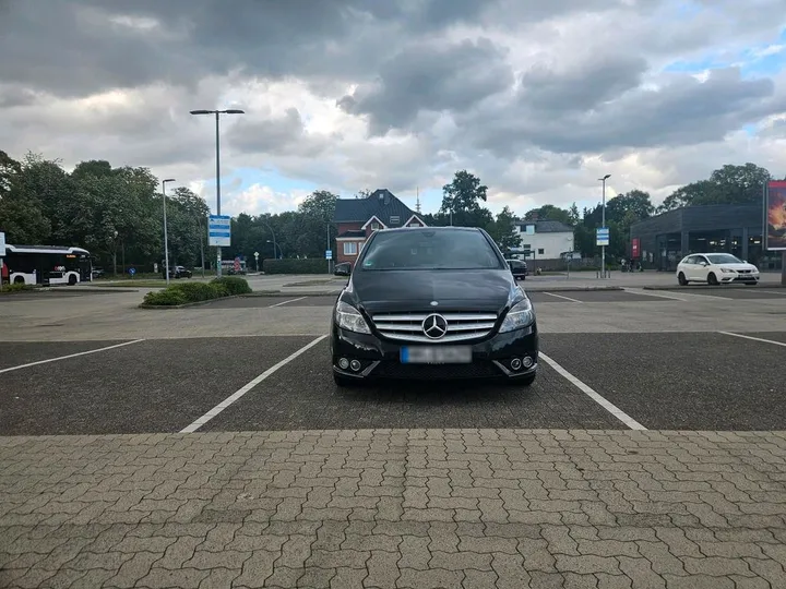 Mercedes-Benz B 180