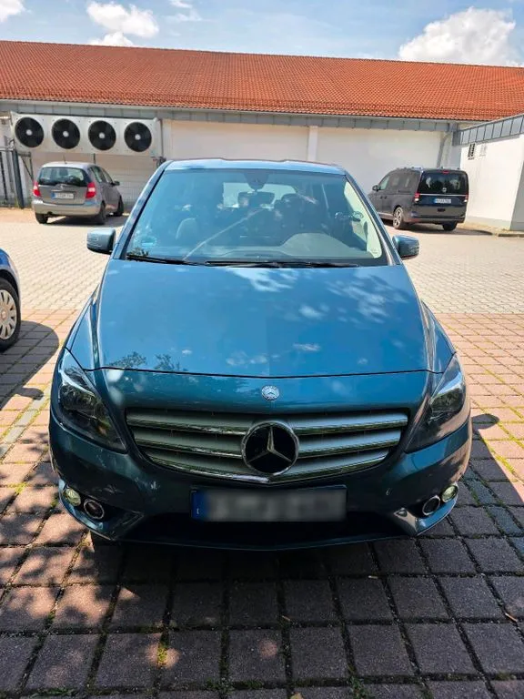 Mercedes-Benz B 180