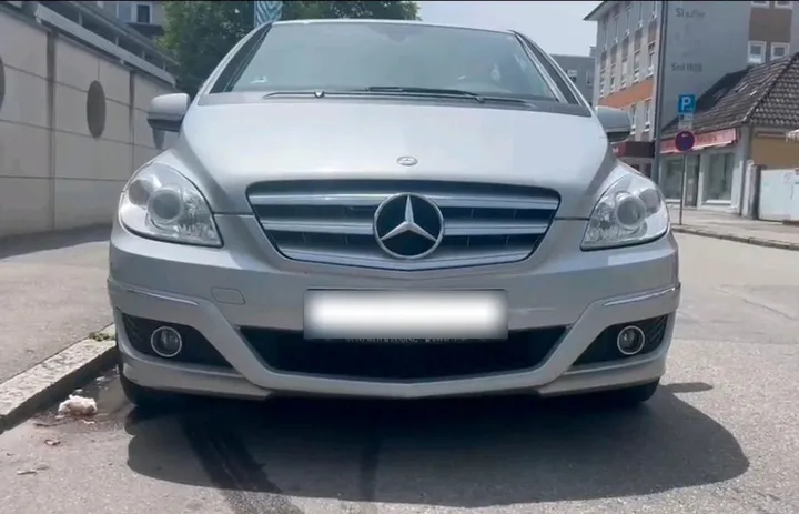 Mercedes-Benz B 180