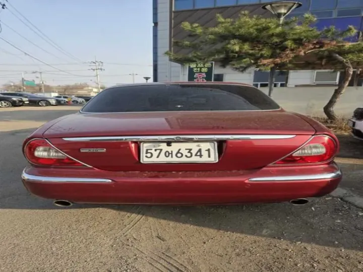Jaguar XJ-6