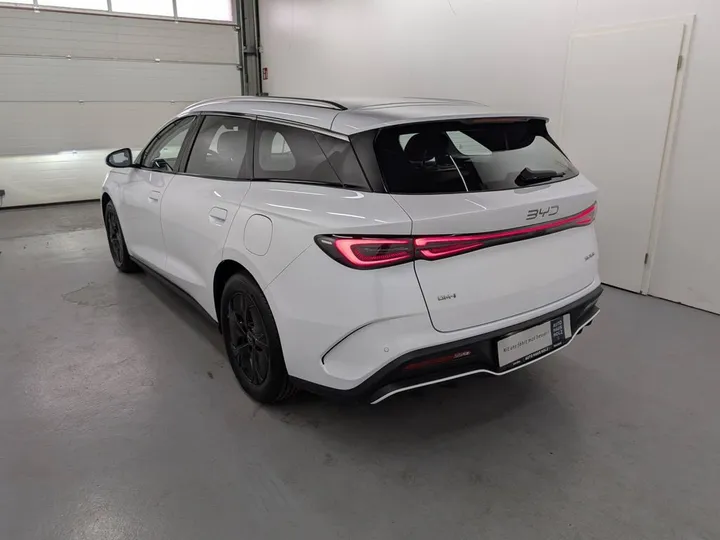 BYD SEAL 6