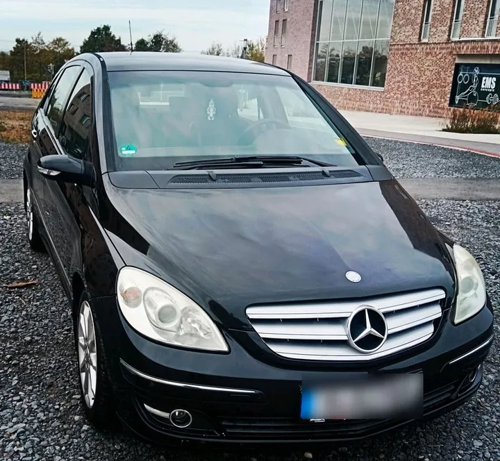 Mercedes-Benz B 180