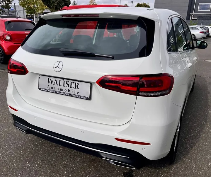 Mercedes-Benz B 180