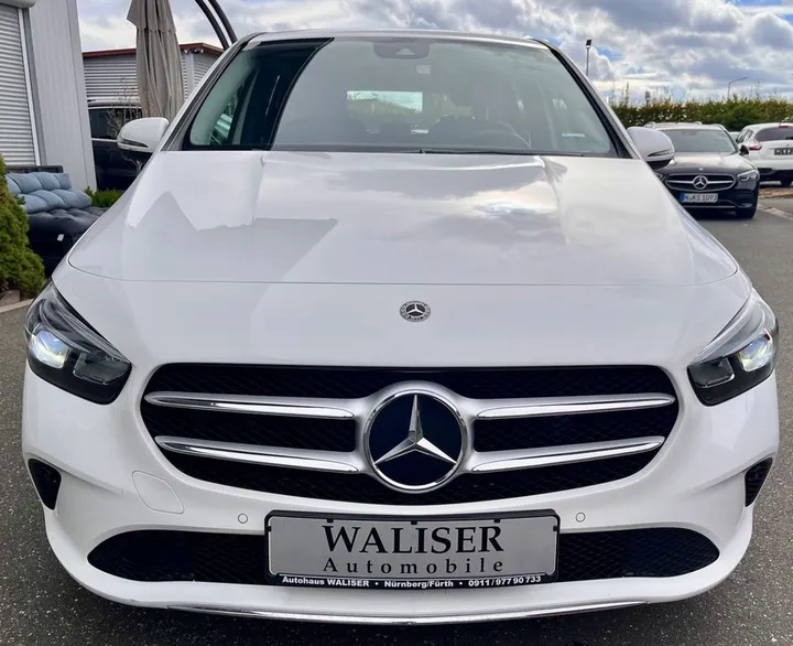 Mercedes-Benz B 180