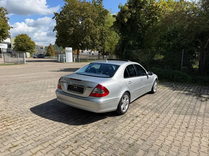 Mercedes-Benz E 230