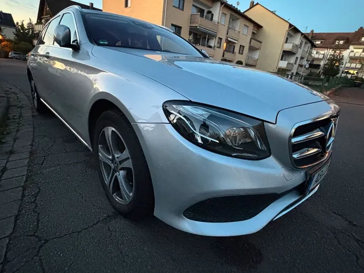 Mercedes-Benz E 230