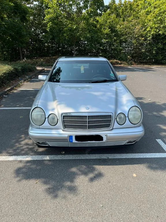 Mercedes-Benz E 230