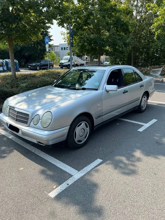 Mercedes-Benz E 230