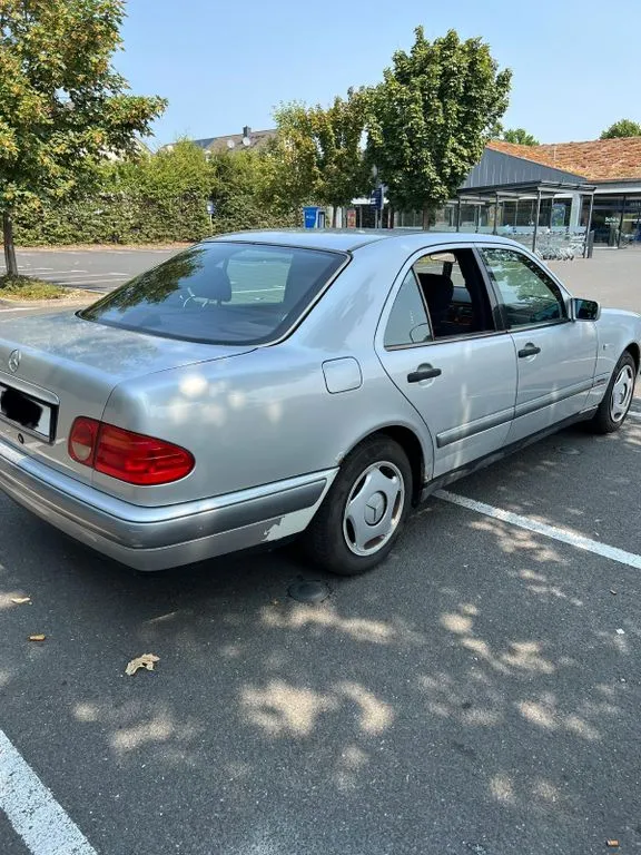 Mercedes-Benz E 230