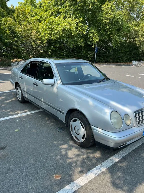 Mercedes-Benz E 230