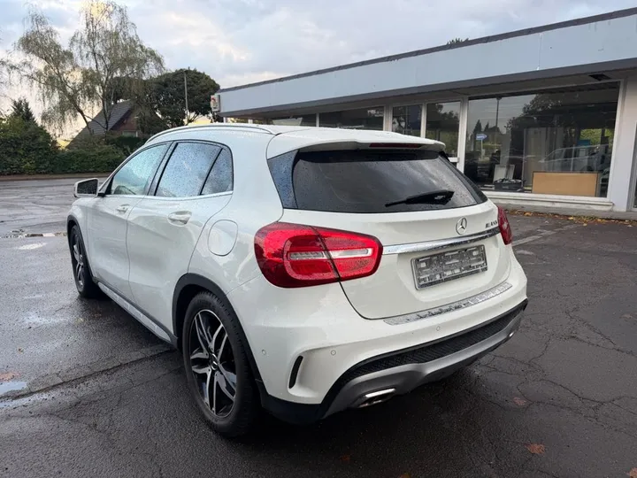 Mercedes-Benz GLA 180