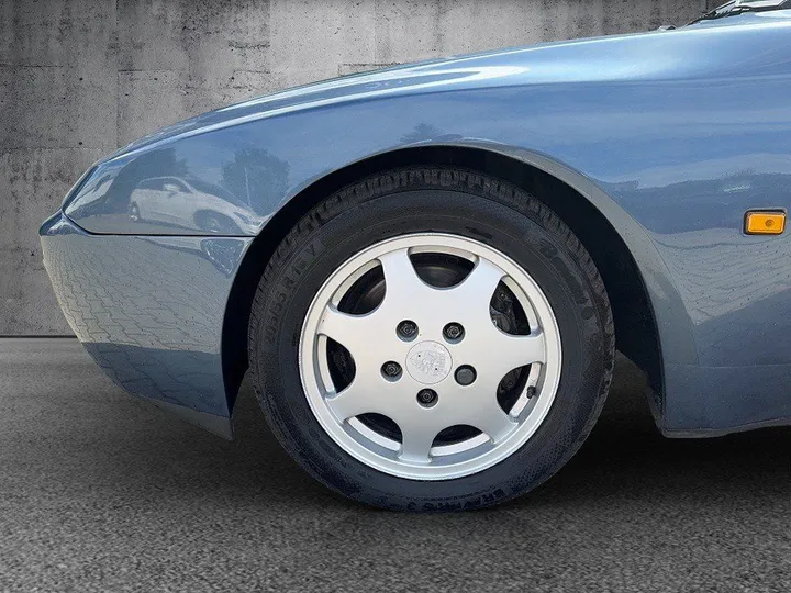 Porsche 944
