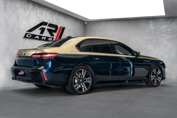 BMW i7