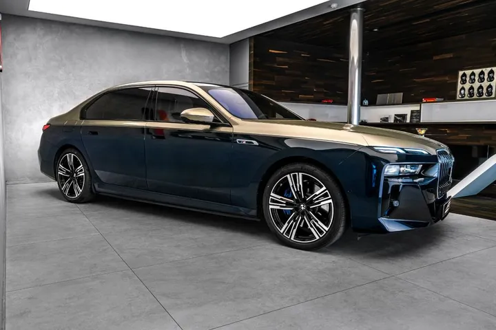 BMW i7