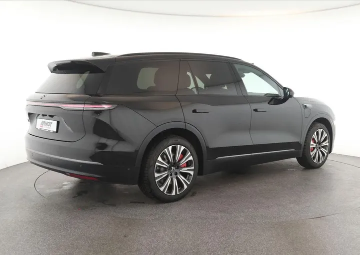 NIO EL8