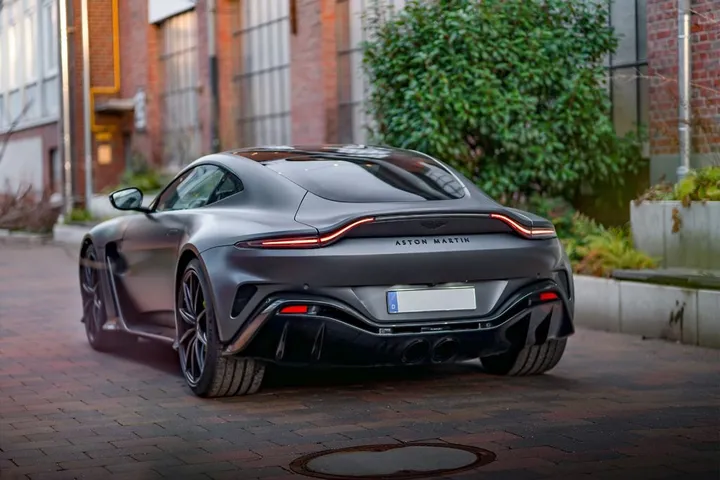 Aston Martin V12 Vantage