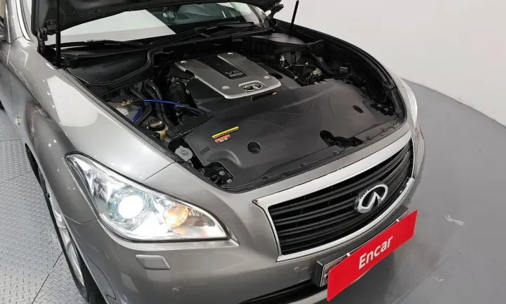 Infiniti M