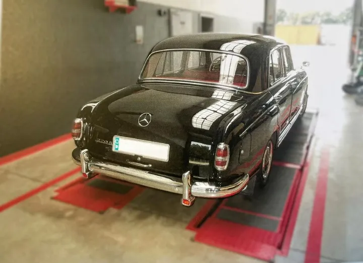 Mercedes-Benz 220