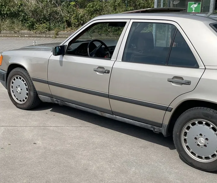 Mercedes-Benz 230