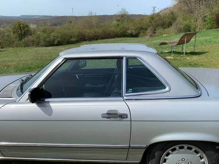 Mercedes-Benz SL 560
