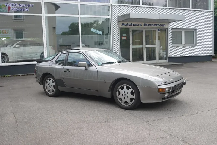 Porsche 944