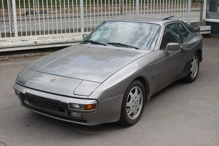 Porsche 944