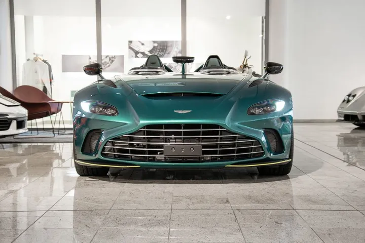 Aston Martin V12 Vantage