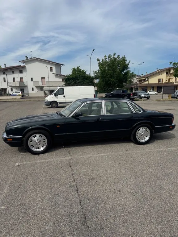Jaguar XJ