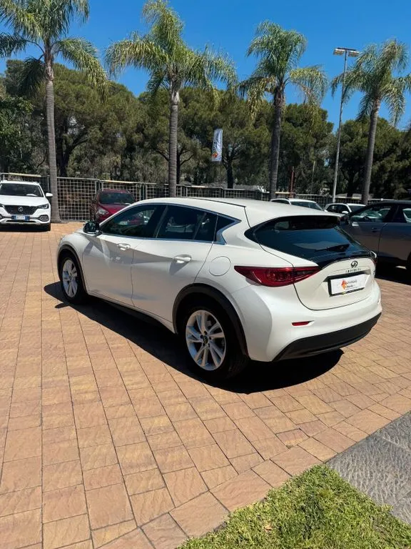 Infiniti Q30