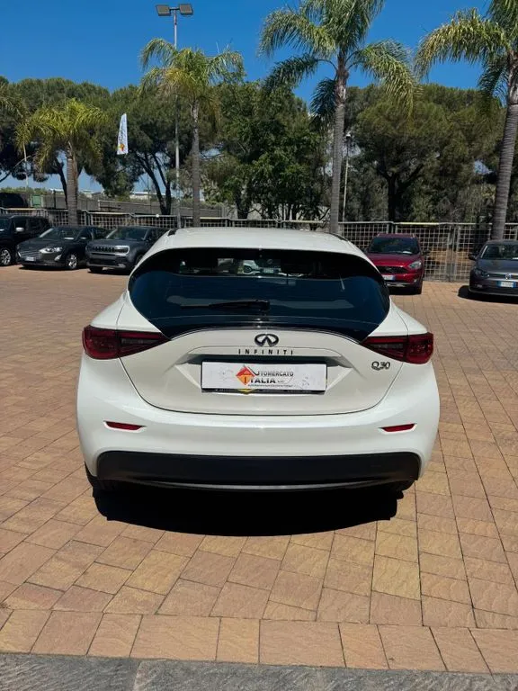 Infiniti Q30