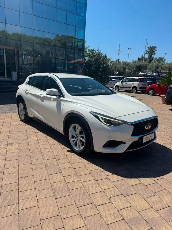 Infiniti Q30