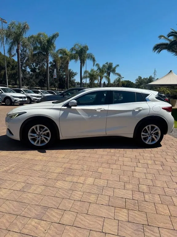 Infiniti Q30