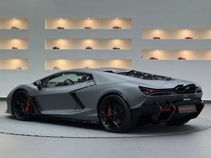 Lamborghini Revuelto