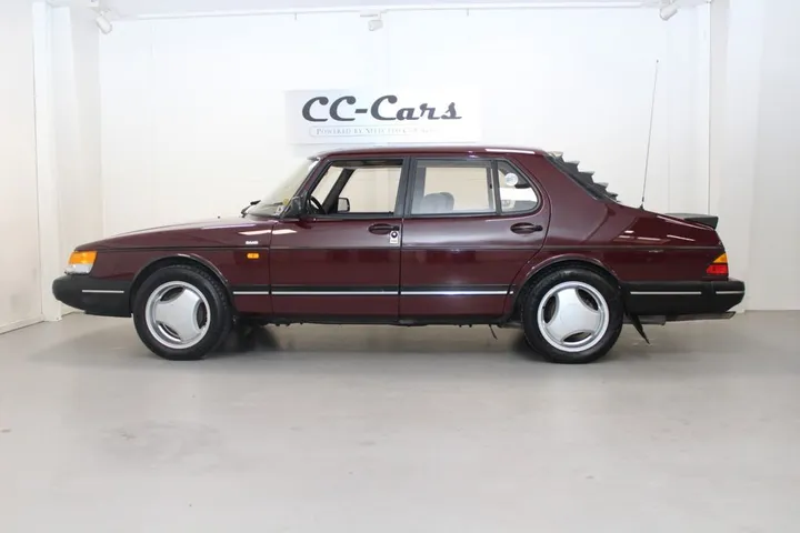 Saab 900