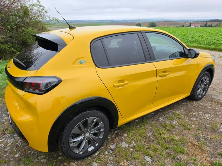 Peugeot e-208