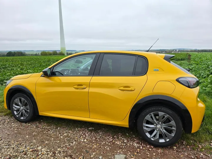 Peugeot e-208