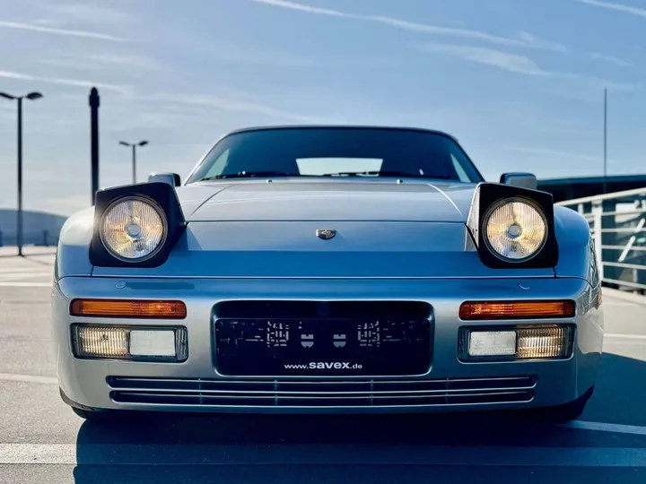 Porsche 944