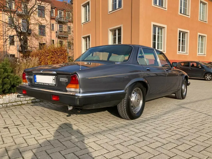 Jaguar XJ12