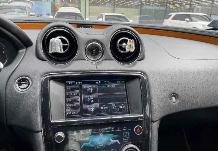 Jaguar XJ
