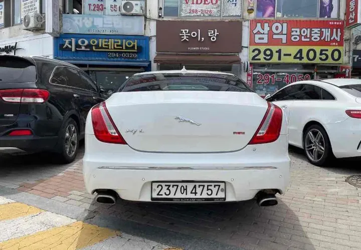 Jaguar XJ