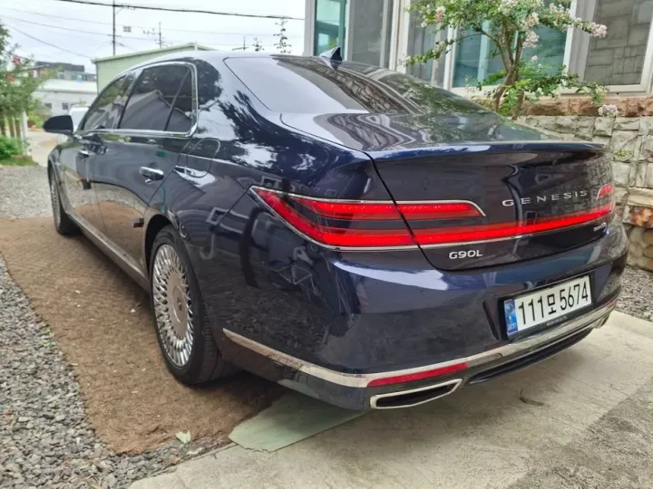 Genesis G90