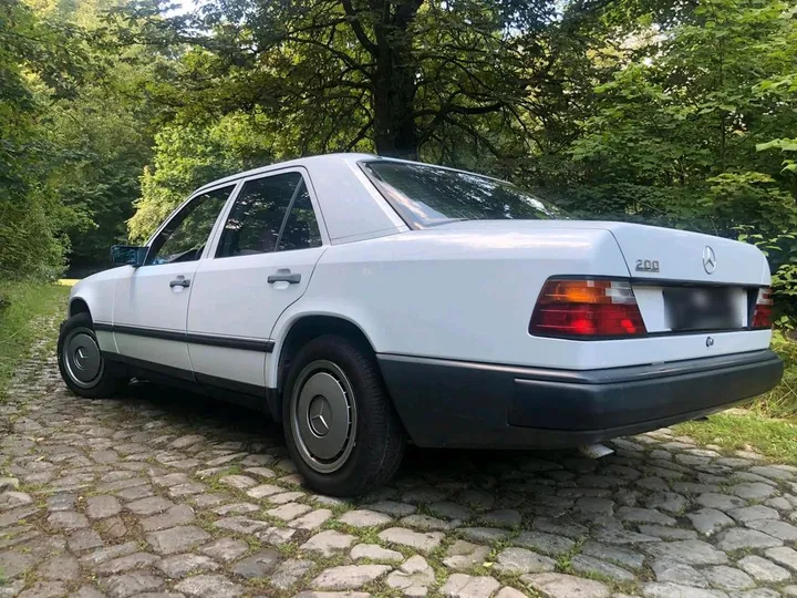 Mercedes-Benz E 200