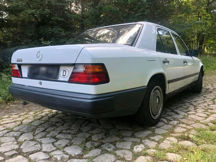 Mercedes-Benz E 200