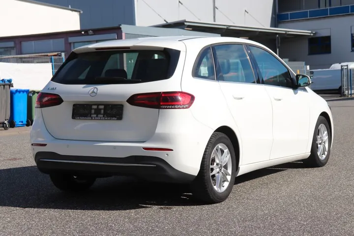 Mercedes-Benz B 180