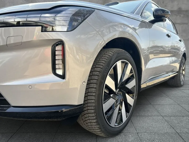 Volvo EX90