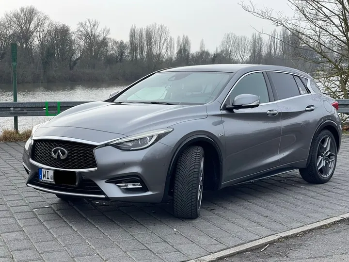 Infiniti Q30