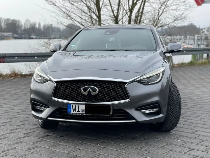 Infiniti Q30