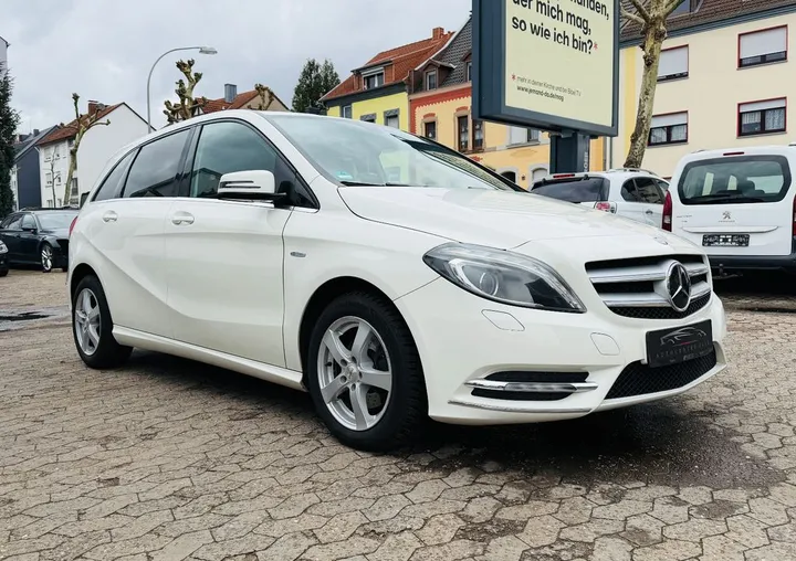 Mercedes-Benz B 180