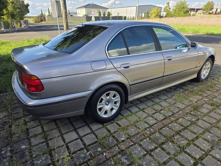 BMW 523